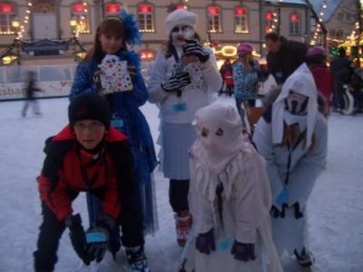 Gespensterfest auf dem Weihnachtsmarkt - Verkleidete Kinder eroberten die Eisbahn