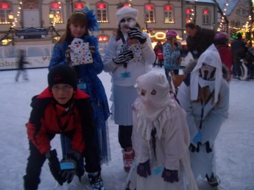 Gespensterfest auf dem Weihnachtsmarkt - Verkleidete Kinder eroberten die Eisbahn